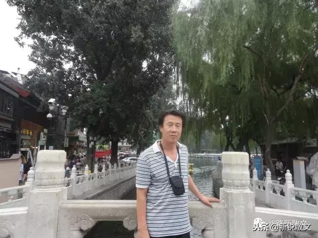 父亲是一个朴实的农民，他不做生意，却有着生意人的头脑