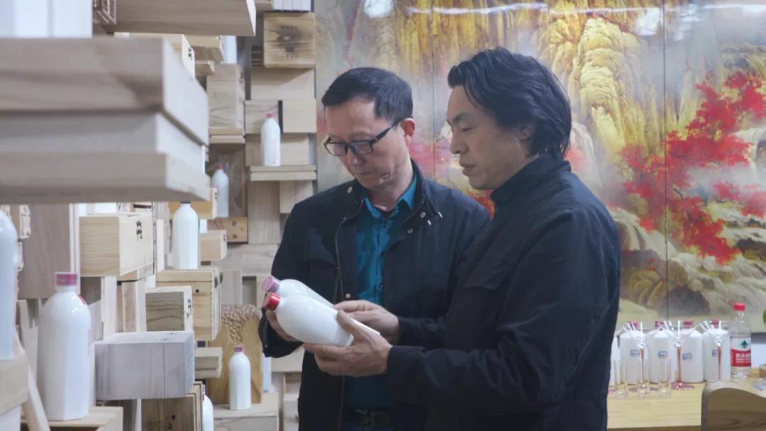 张卫华：“8匹马”的老板，在上海摆摊卖瓷器起家