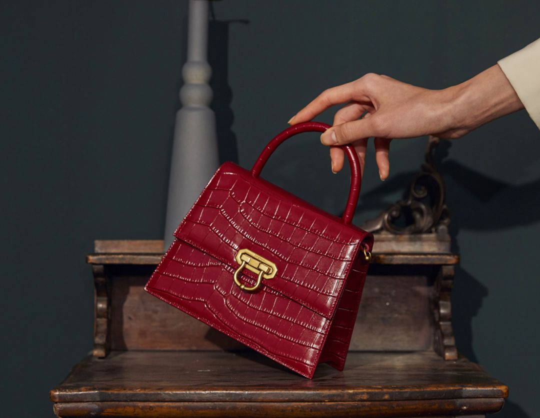 鼠年的女人买什么色的包包好,大牌鼠年限量款包包