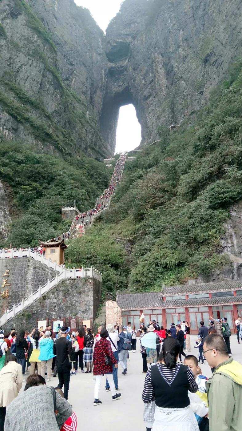 张家界天门山悬崖峭壁的视频,张家界天门山山峰险峻风景秀美