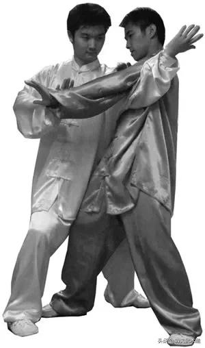 武术中的竞技术「推手」+附练习图