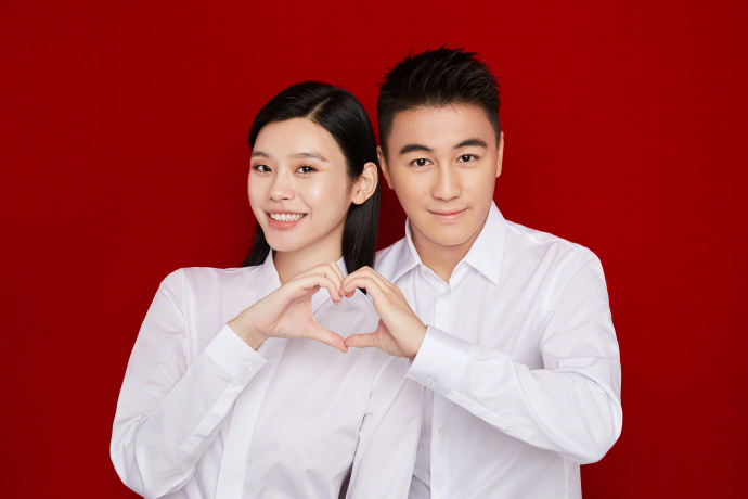 何猷君奚梦瑶结婚后首次亮相,何猷君奚梦瑶壁咚眼神解析