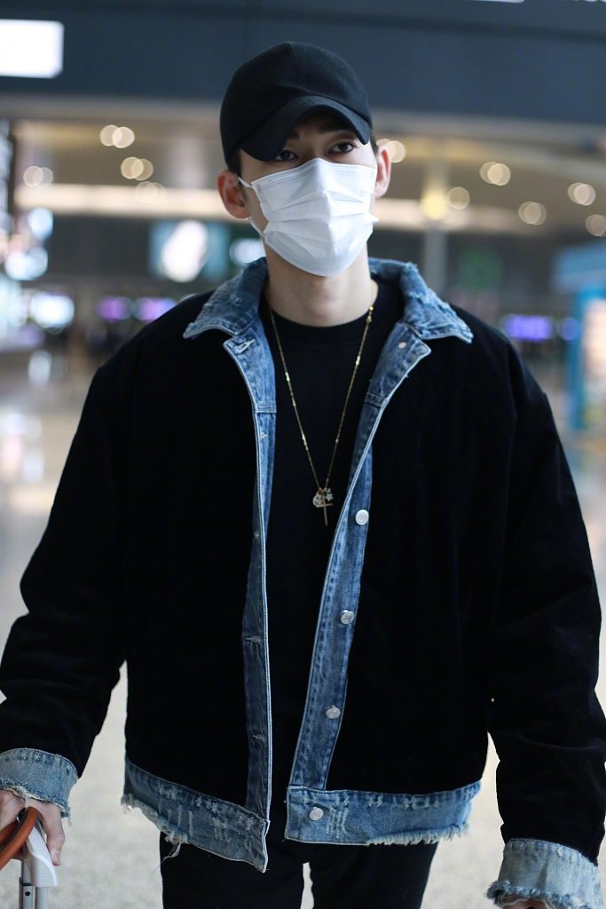 张翰秋装夹克外套全身照片,张翰一身黑衣超有型男气质