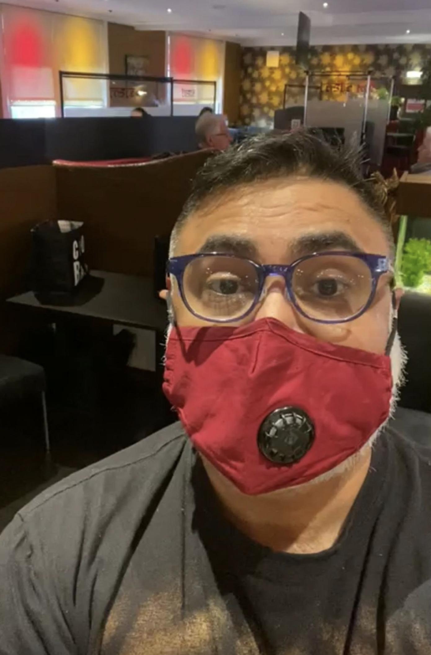 51岁乔宝宝如愿返港工作，胡子全白略显老，移居英国一年发福明显