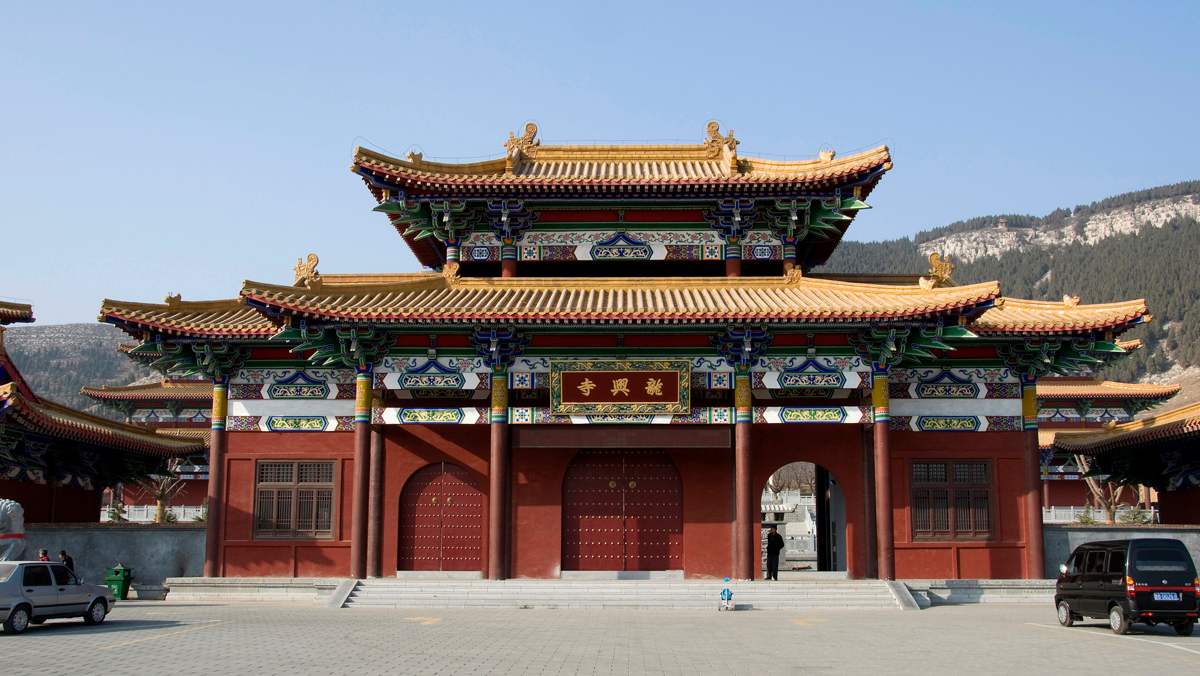 寺庙选址时他“开示天眼”，挖出金佛古碑，被视作观音菩萨的化身