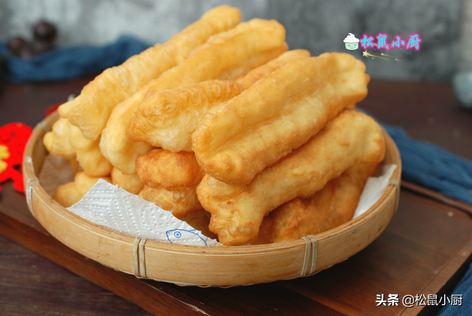 摆摊炸油条怎么做酥脆松软,想吃油条在家就能做家庭版炸油条