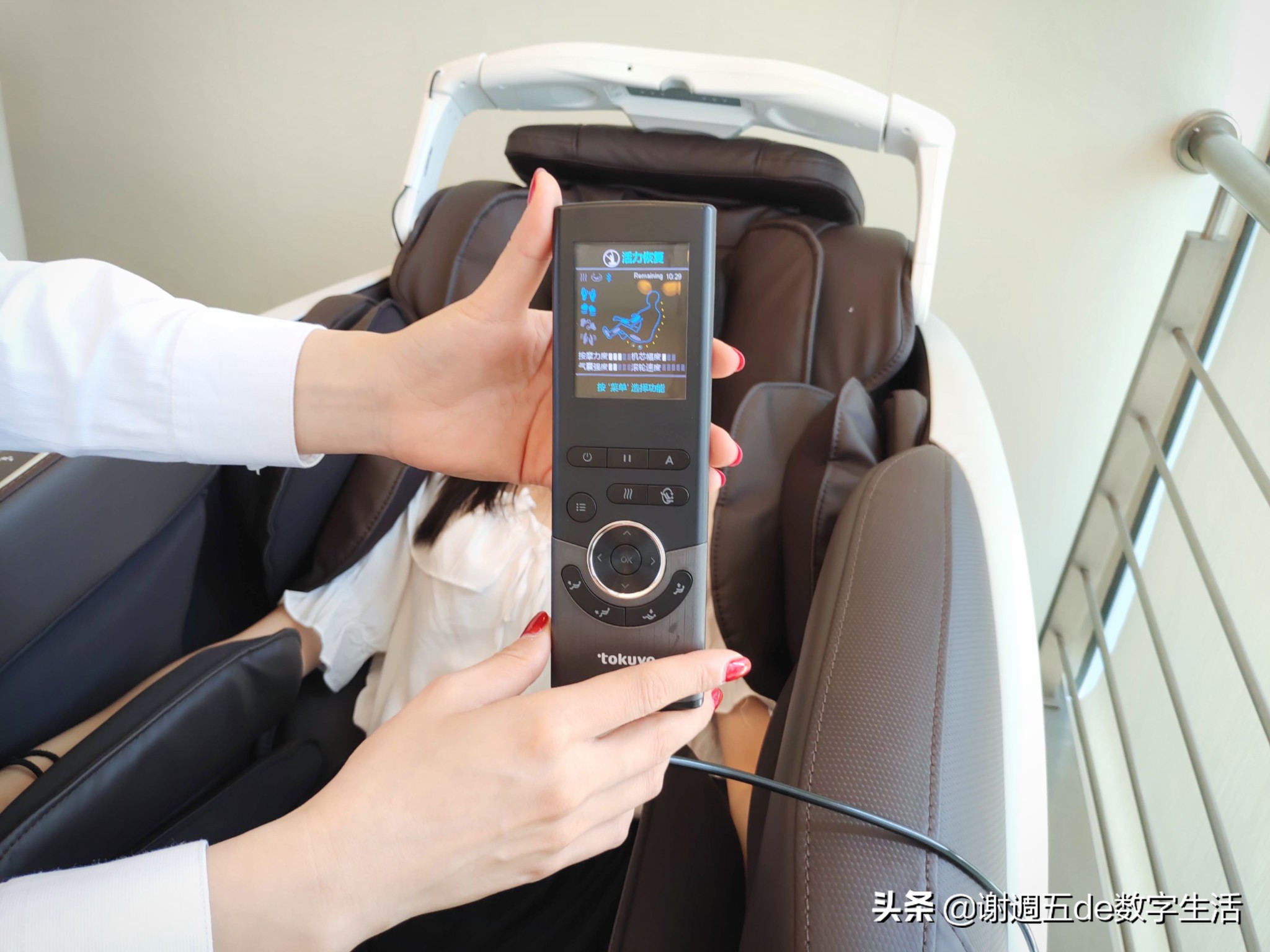 让健康和孝心陪伴妈妈每一天，督洋按摩椅线下选购实录