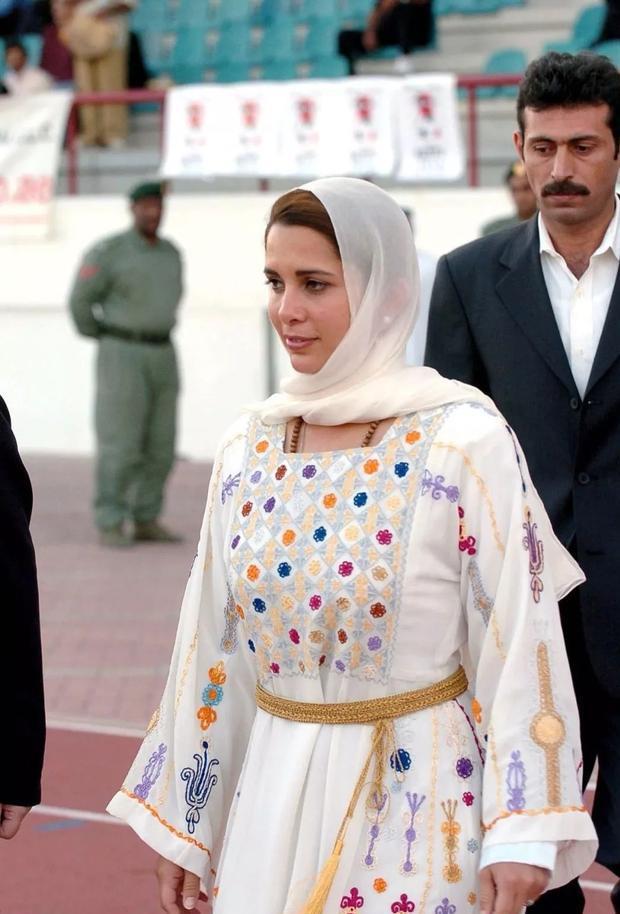 迪拜大王妃42年生12子,哈雅没她受宠,太子妃被拖11年终嫁哈曼丹