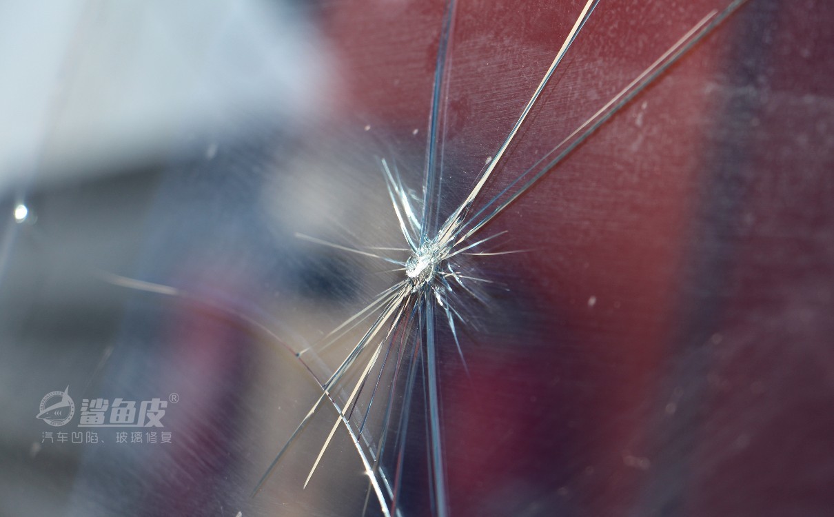 汽车玻璃裂纹可这样修复,502胶水能修复玻璃裂纹吗