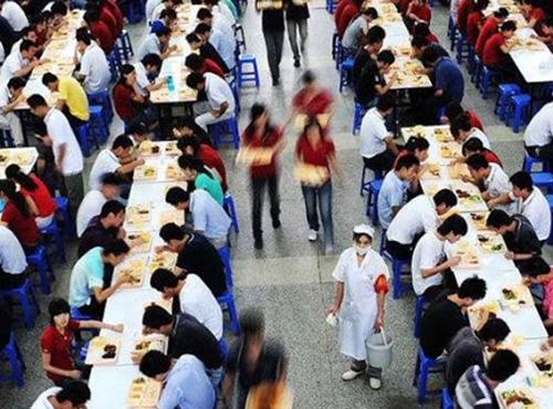 富士康食堂伙食日常视频,深圳富士康食堂每天用多少大米