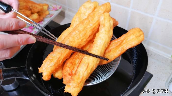不用酵母不放泡打粉做油条的做法,不用酵母的油条做法