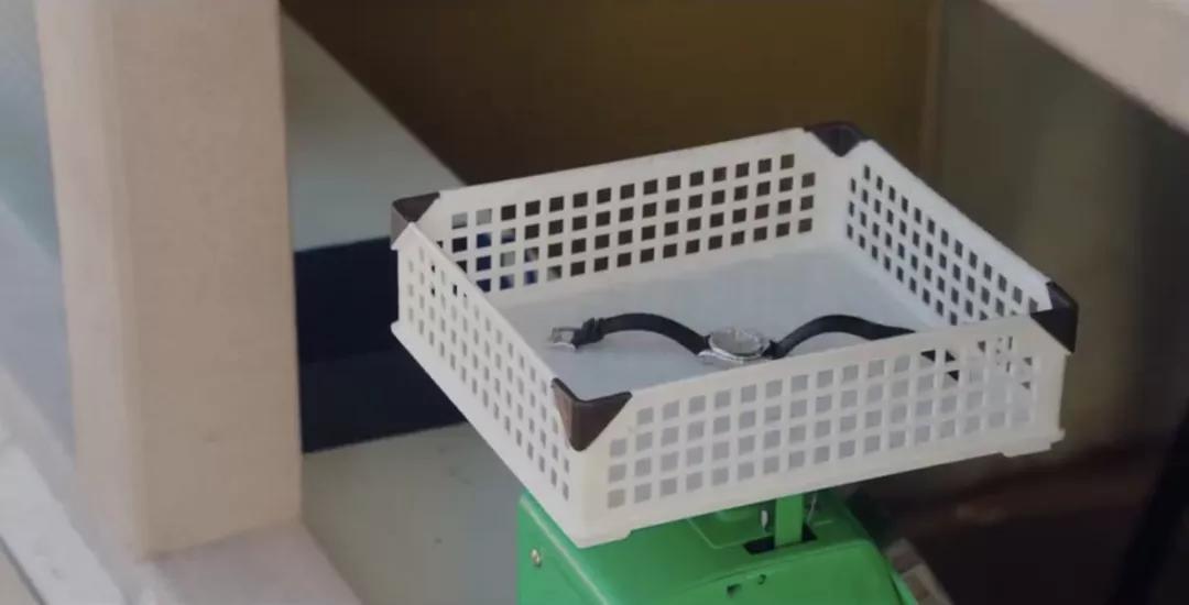 五十万的表换一百块的外套:落魄白富美都是这么活的?