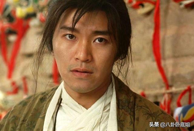 女明星风光不在，肩扛手拎留守的豪门孕妻挺大肚子出街面容憔悴