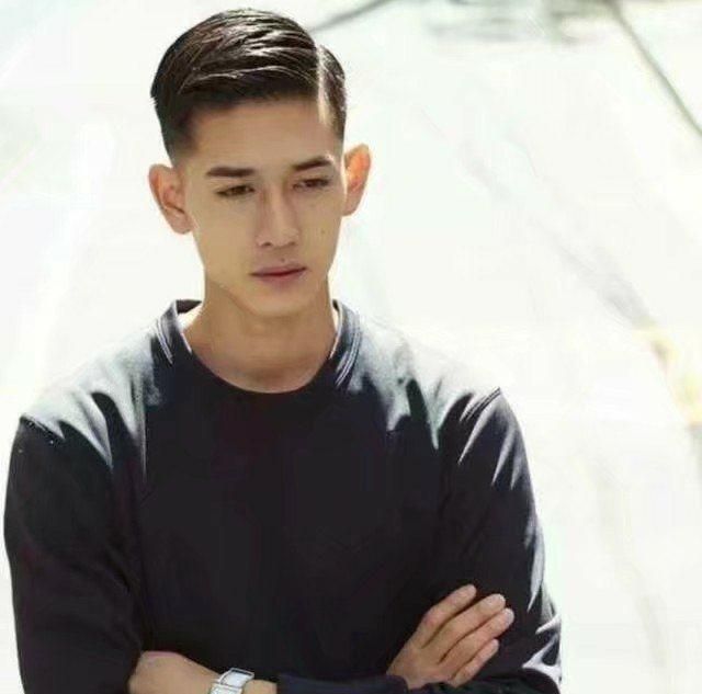 男生刘海两边往外翘怎么办,男生发质硬留什么发型