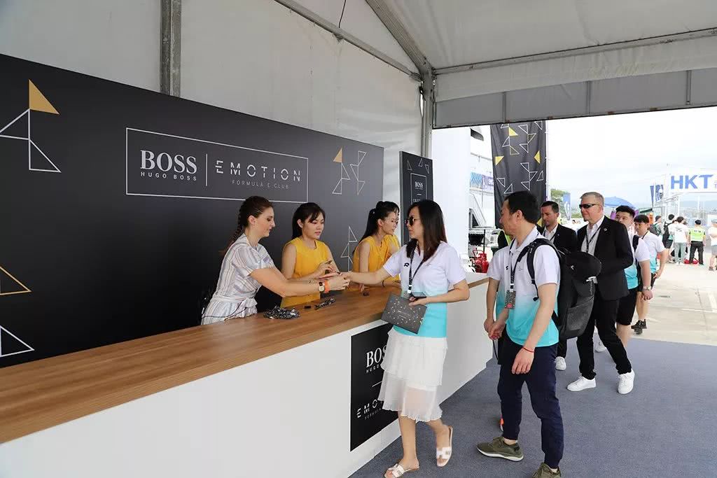 这车空间窄、没空调，只能躺着开，为啥一群男人都想开？