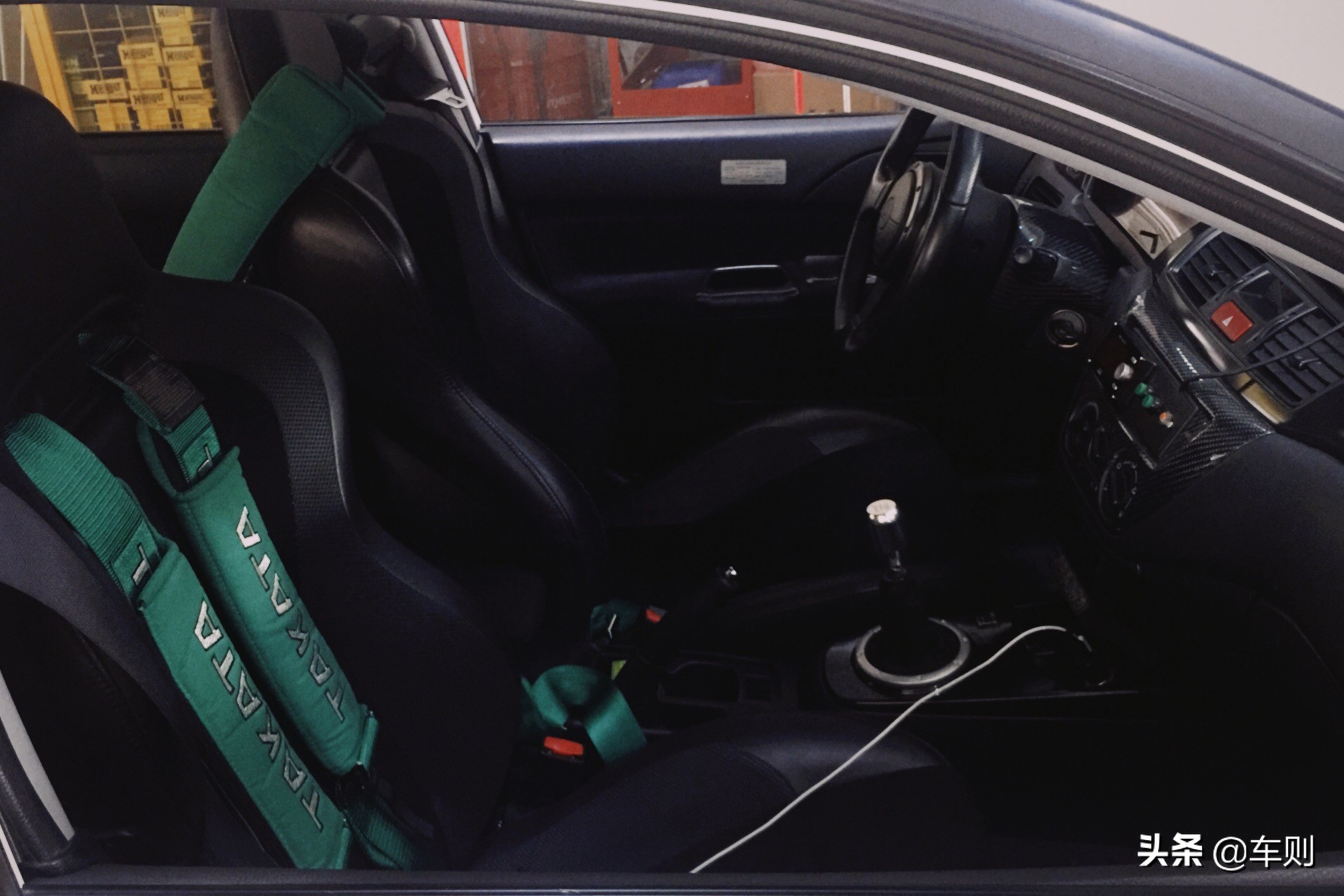 过年买新车炫富，当全村人面掉进水里，排气进水竟然还能开回家