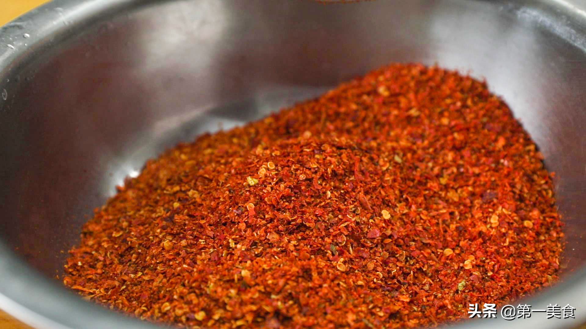 做辣椒油的时候放点什么好,做辣椒油切记不要直接泼热油