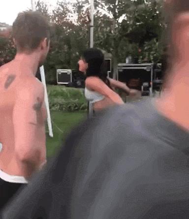 搞笑gif女人结婚前和结婚后的差别,新娘害羞蒙脸搞笑视频