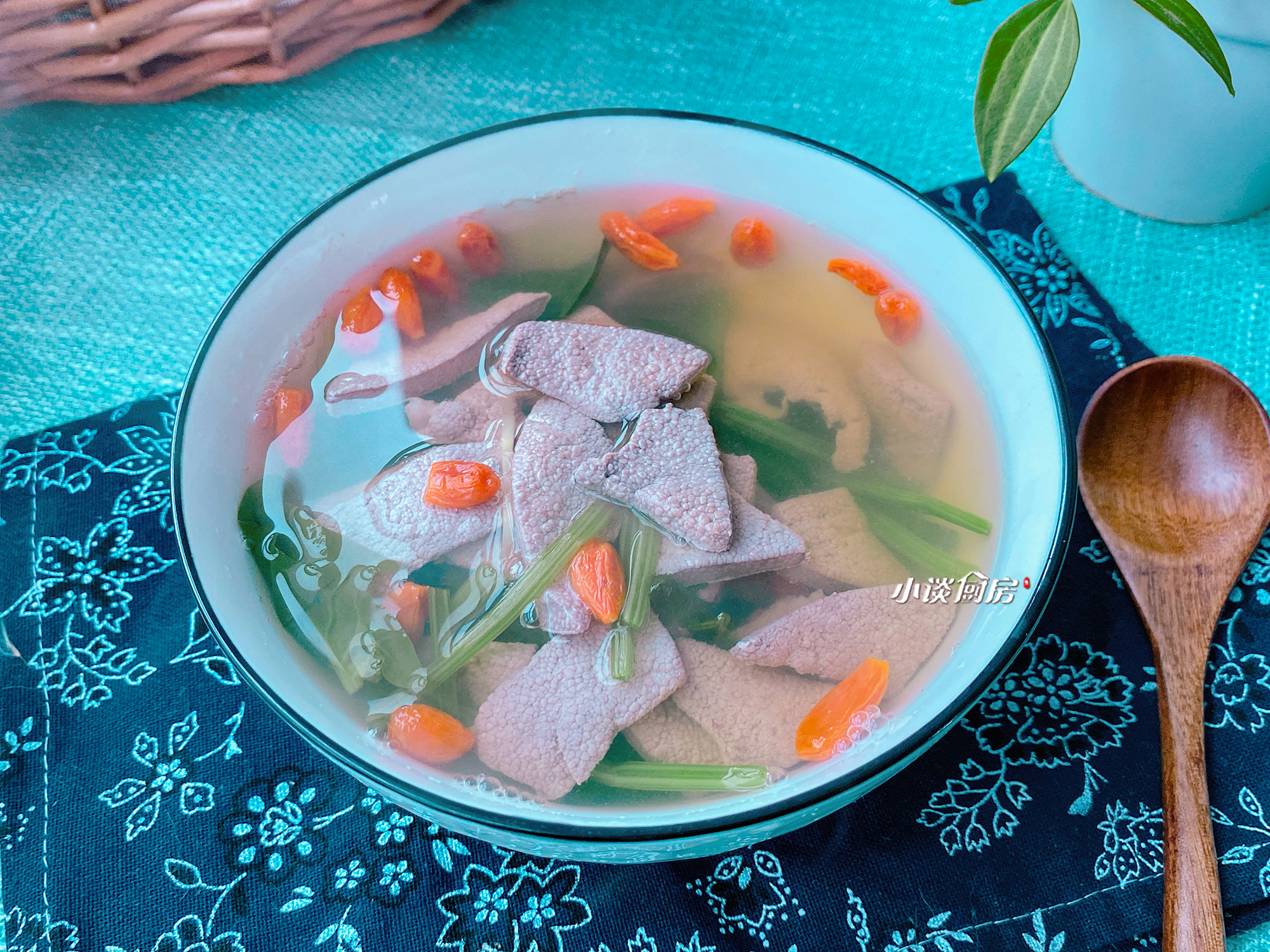 用眼多度，记得喝这碗“护眼汤”，富含维生素A，学生*党**要常喝