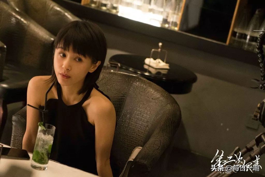 王子文高铁脚踩小桌,王子文道歉脚踩高铁桌板