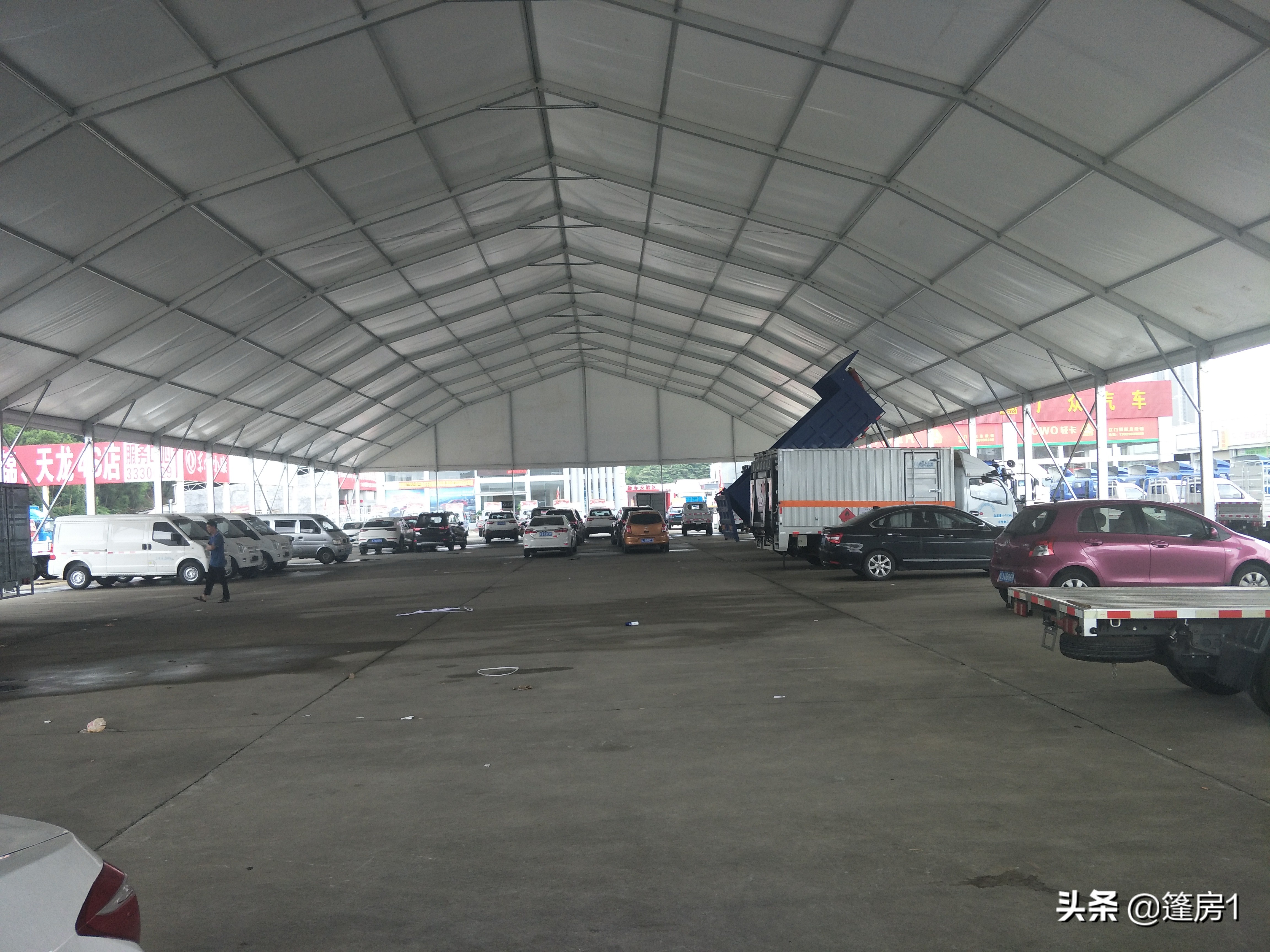 广东江门有人租了一块地，买几座篷房建一个二手车市场