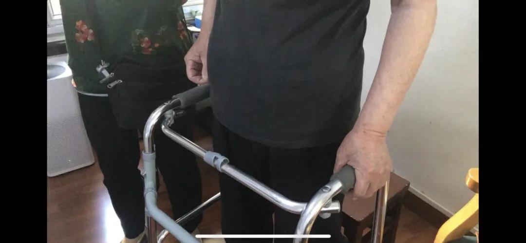 骨头不正会怎么样,老人骨头僵硬坐不稳