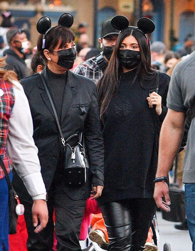 怀二胎的金小妹母女逛迪士尼！卫衣遮不住孕肚，戴米老鼠发箍扮嫩