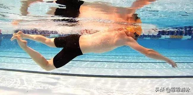 为什么自由泳游着会倾斜,为什么自由泳厉害的腿很轻盈