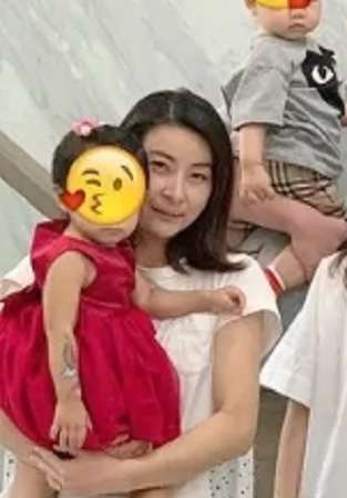 郭晶晶罕见参加聚会,穿白T恤搭运动裤素颜上镜,气质高贵美翻了