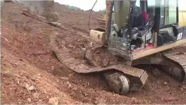 挖掘机脱链原因,挖掘机脱链最快方法