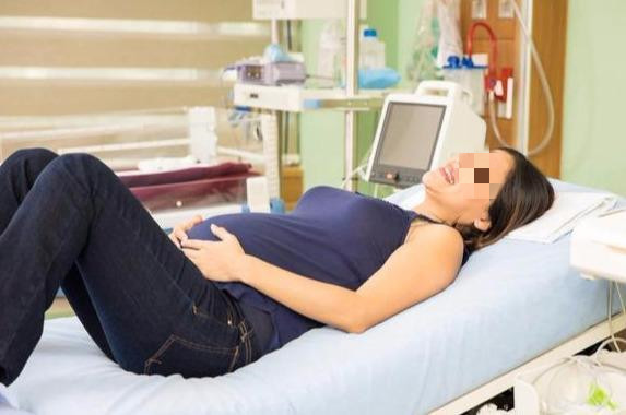 顺产时宝宝经过产道挤压了哪里,顺产宝宝是被医生拽出来的吗