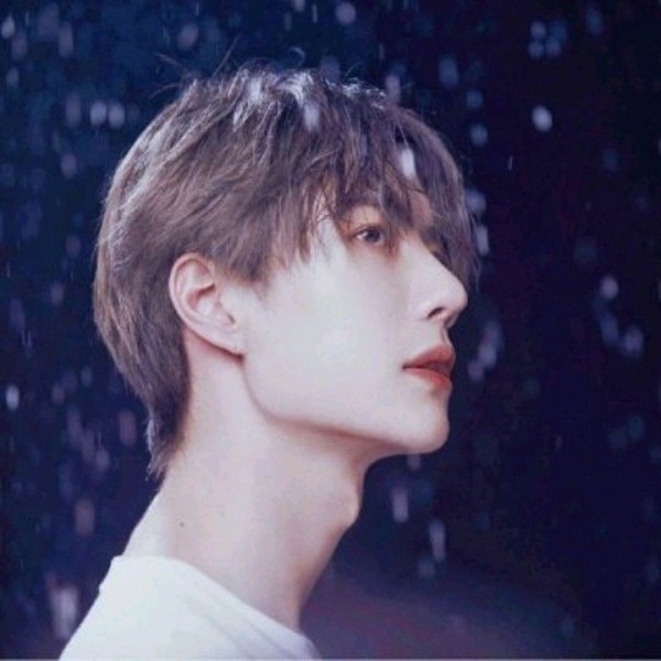 抚摸男人头代表什么,男生摸女生的头代表什么意思呢