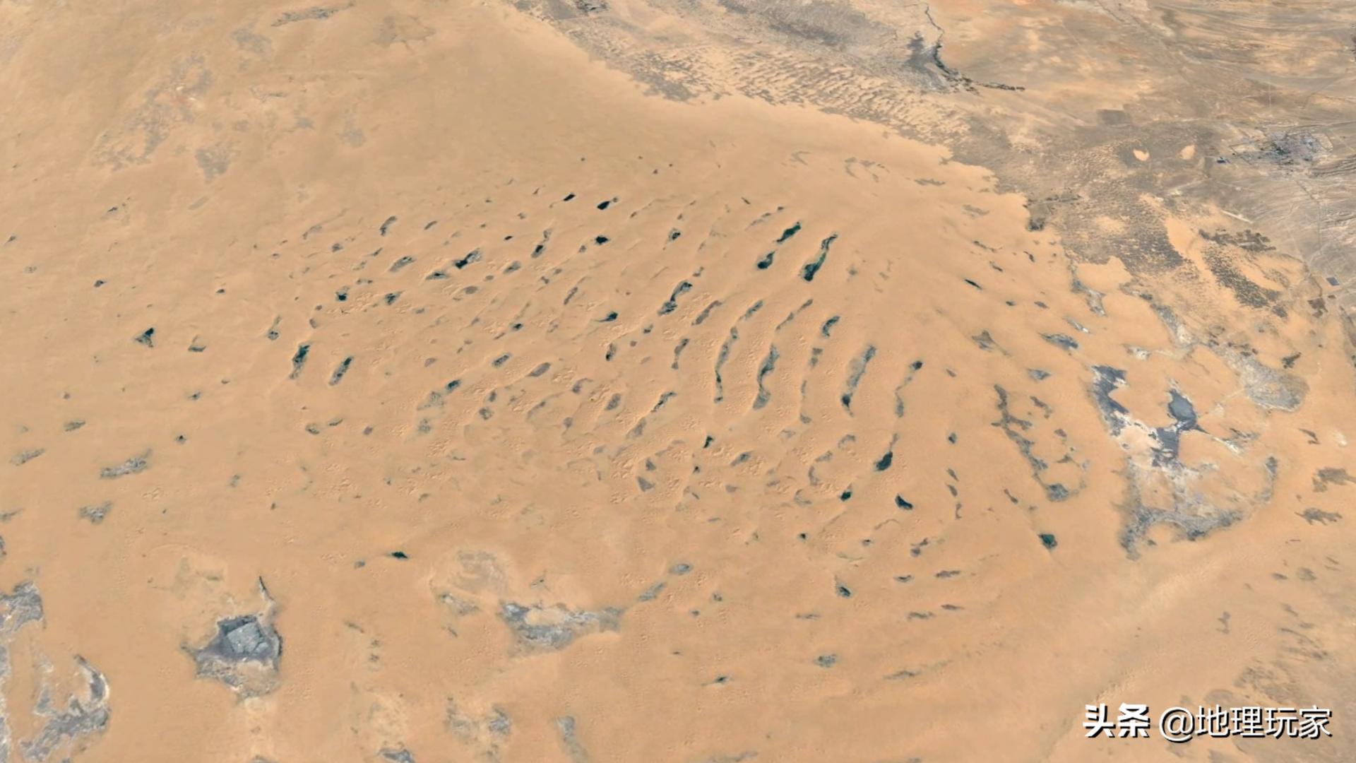 腾格里沙漠湖泊众多的原因,腾格里沙漠是自然形成还是人为