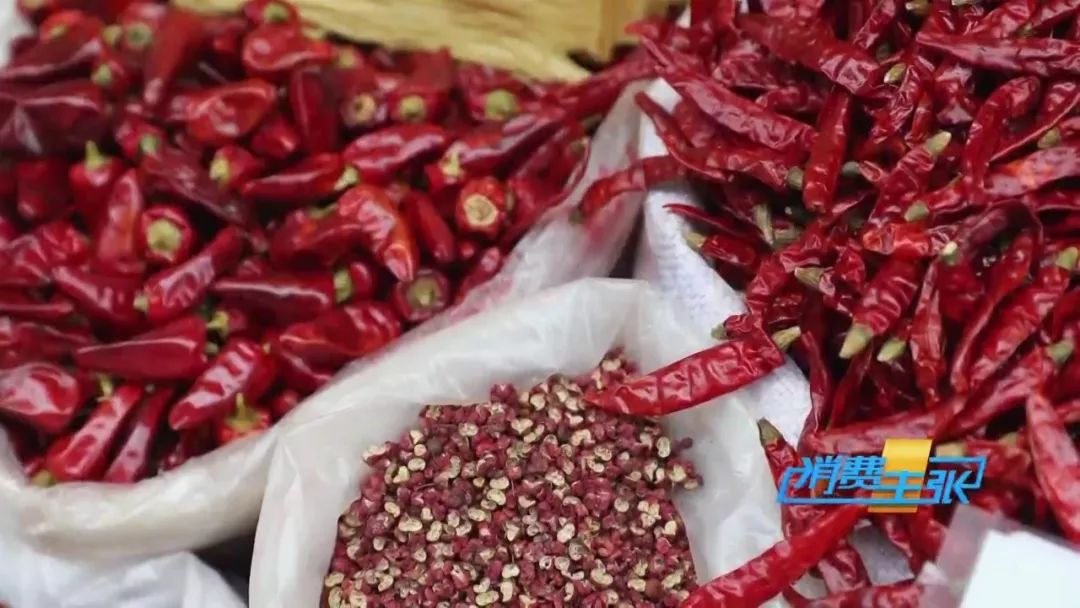 又到熏腊肉灌香肠的时节,做好的香肠在家熏腊肉