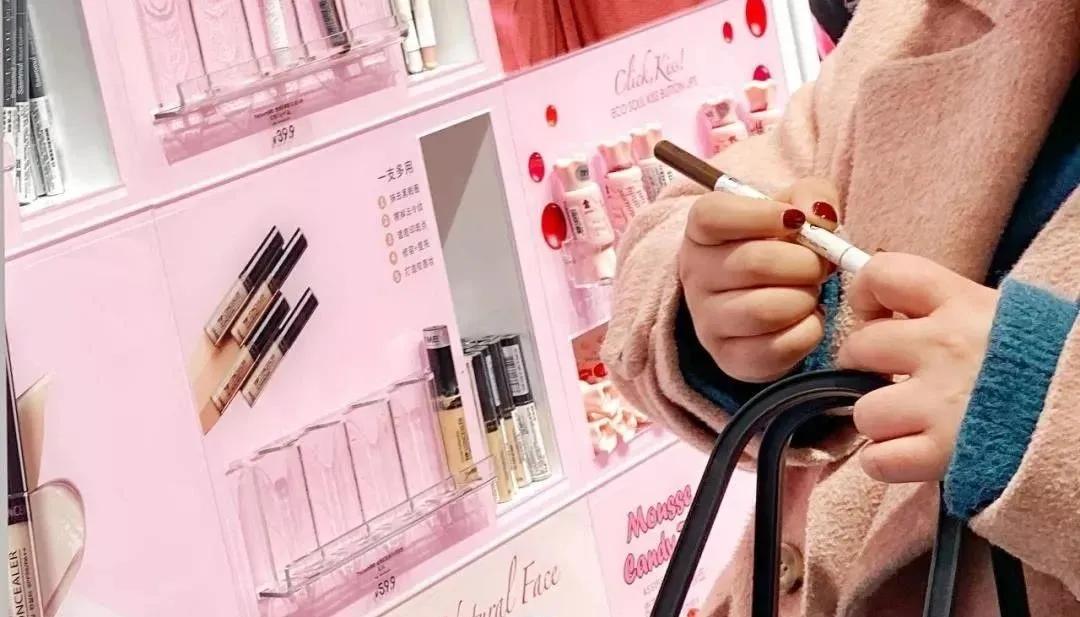 店播+快时尚+网红场景=业绩20万/店/天“调色师”这么玩不火才怪