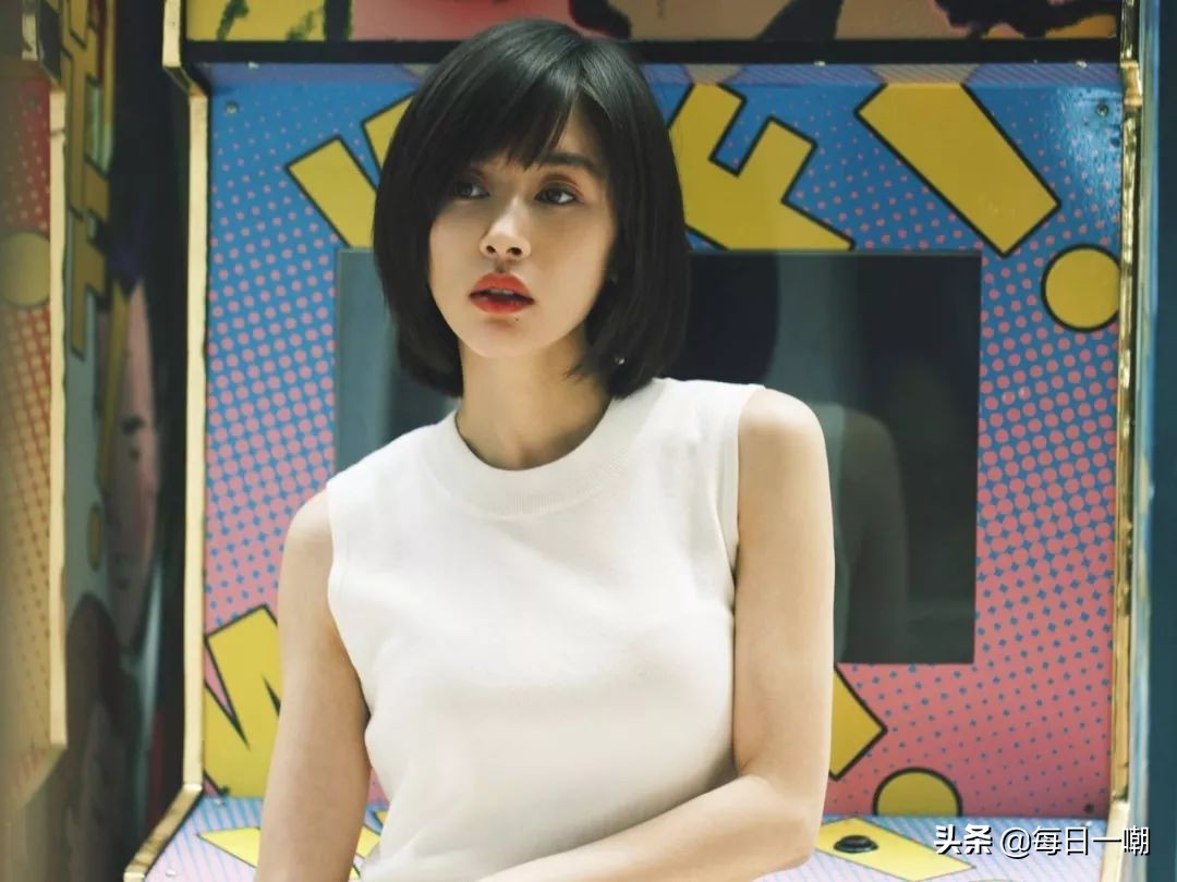 王子文高铁脚踩小桌,王子文道歉脚踩高铁桌板