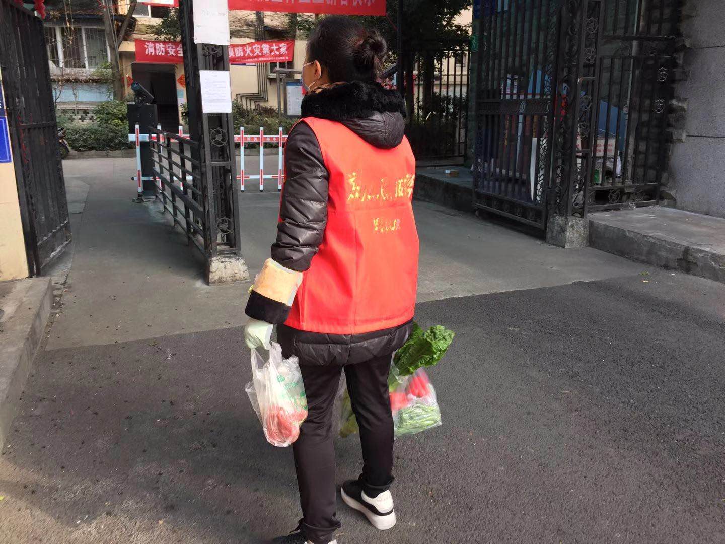 社区逆行者再变“超人”免跑腿费还自制消毒毯