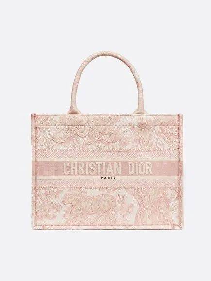 给迪奥一个机会，它就能带你邂逅浪漫秘境