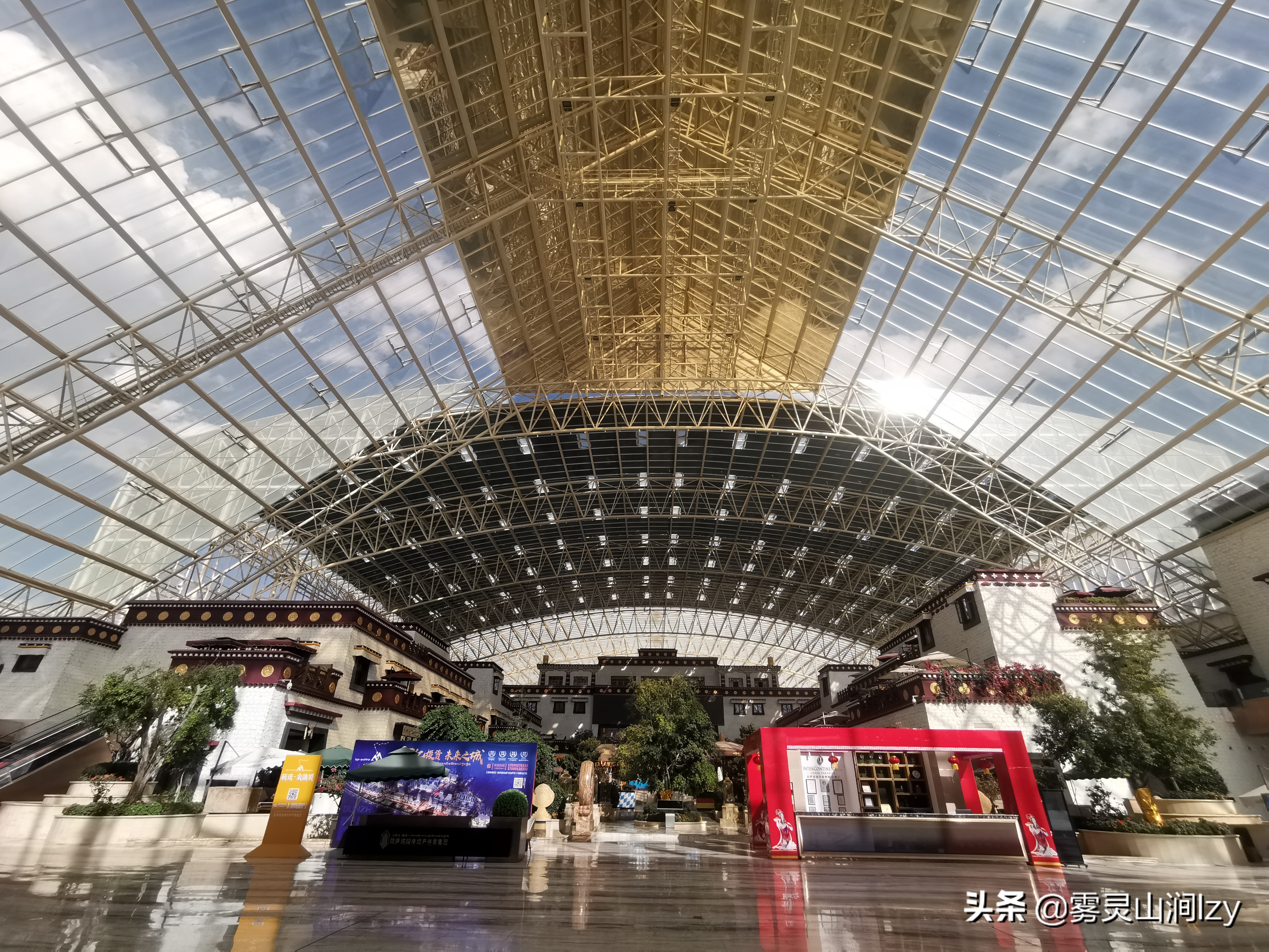 蓝天白云下的雪域高原布达拉宫,蓝天之下日光之城简介