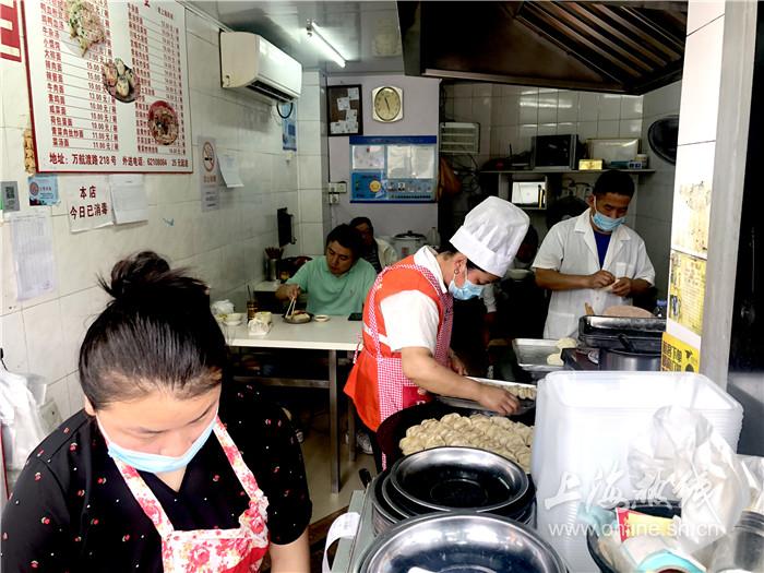 沙富生煎锅贴大王排长队也要吃的锅贴米道好