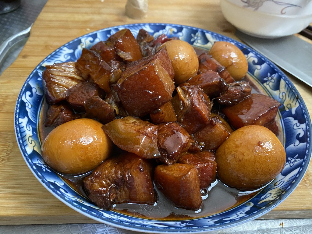 做红烧肉是红糖好还是白糖好,做红烧肉时用冰糖还是白糖