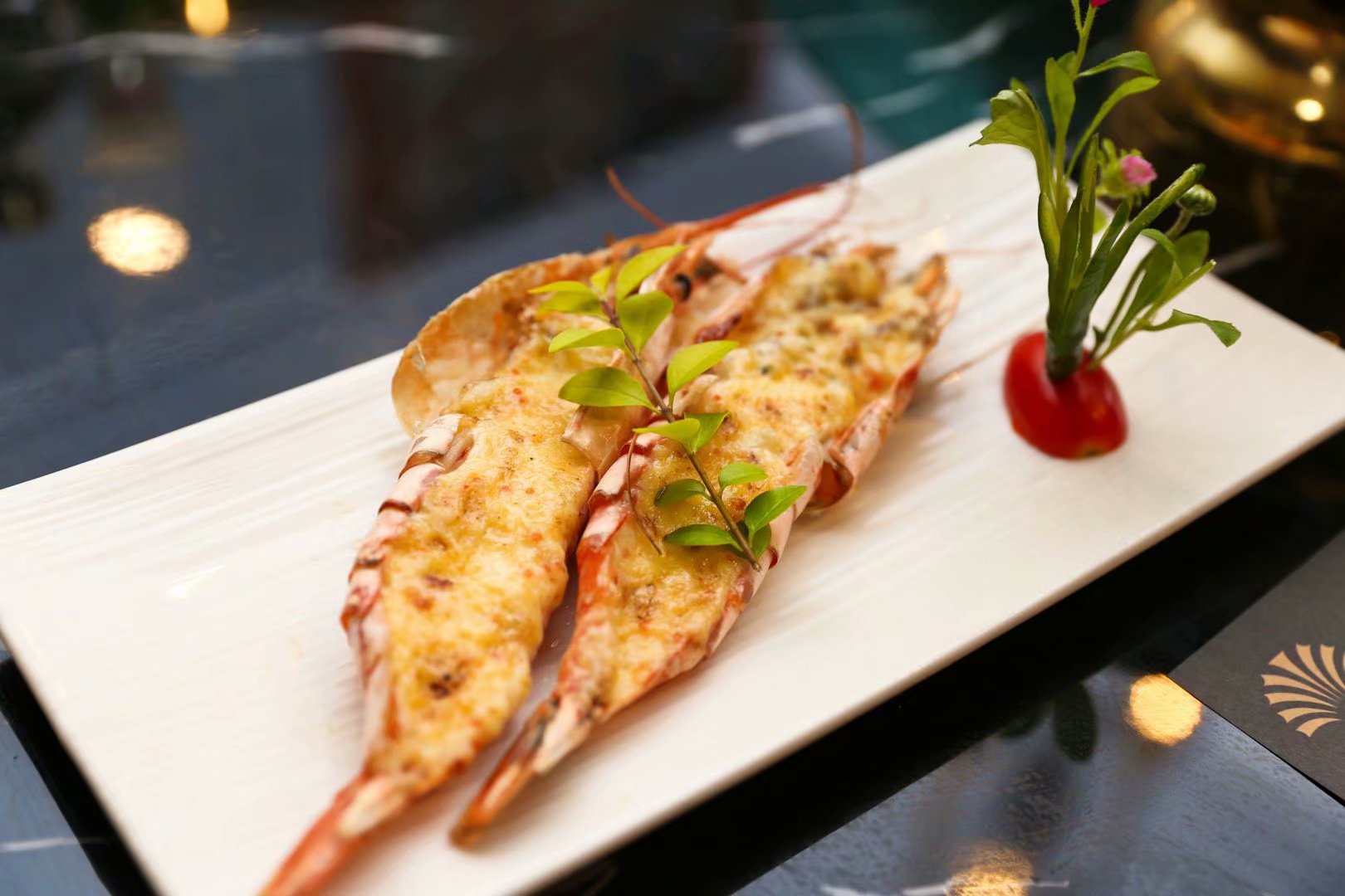 为了吃到自己心动的海鲜，这家粉丝投资了一个自助餐店