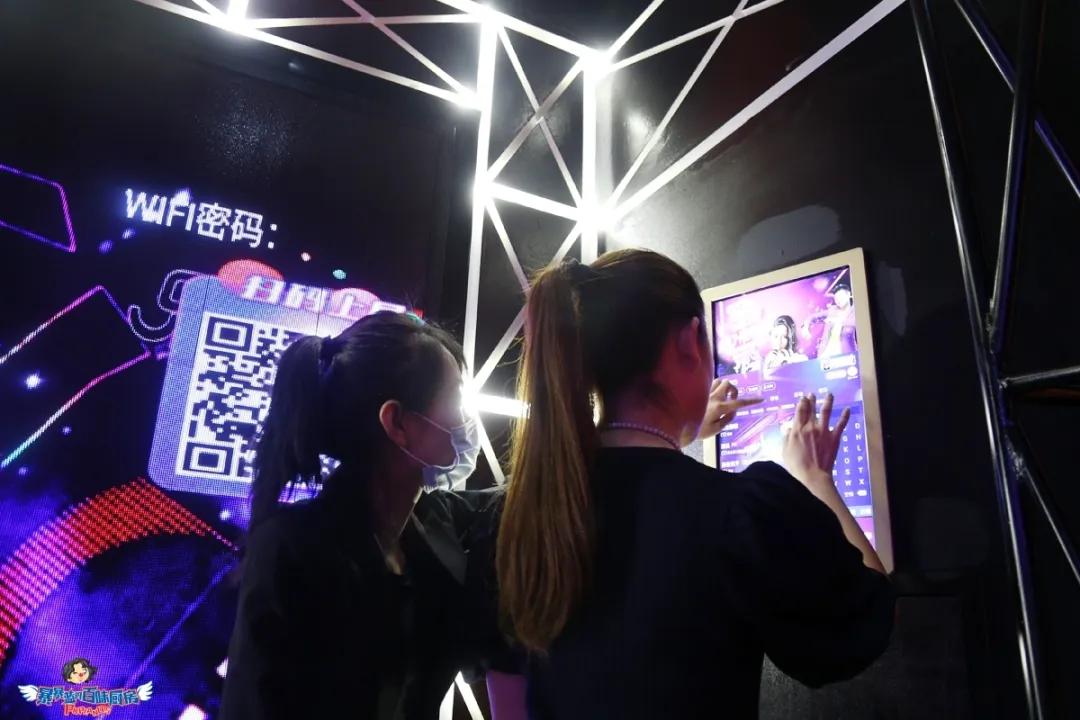 沈阳这家全自助的黑科技夜店风KTV，有机器人小妹可撩