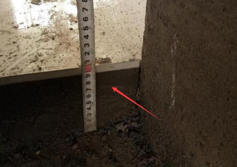 把地砖铺厚,师傅说好处很多,可当业主测量后,却说要换人