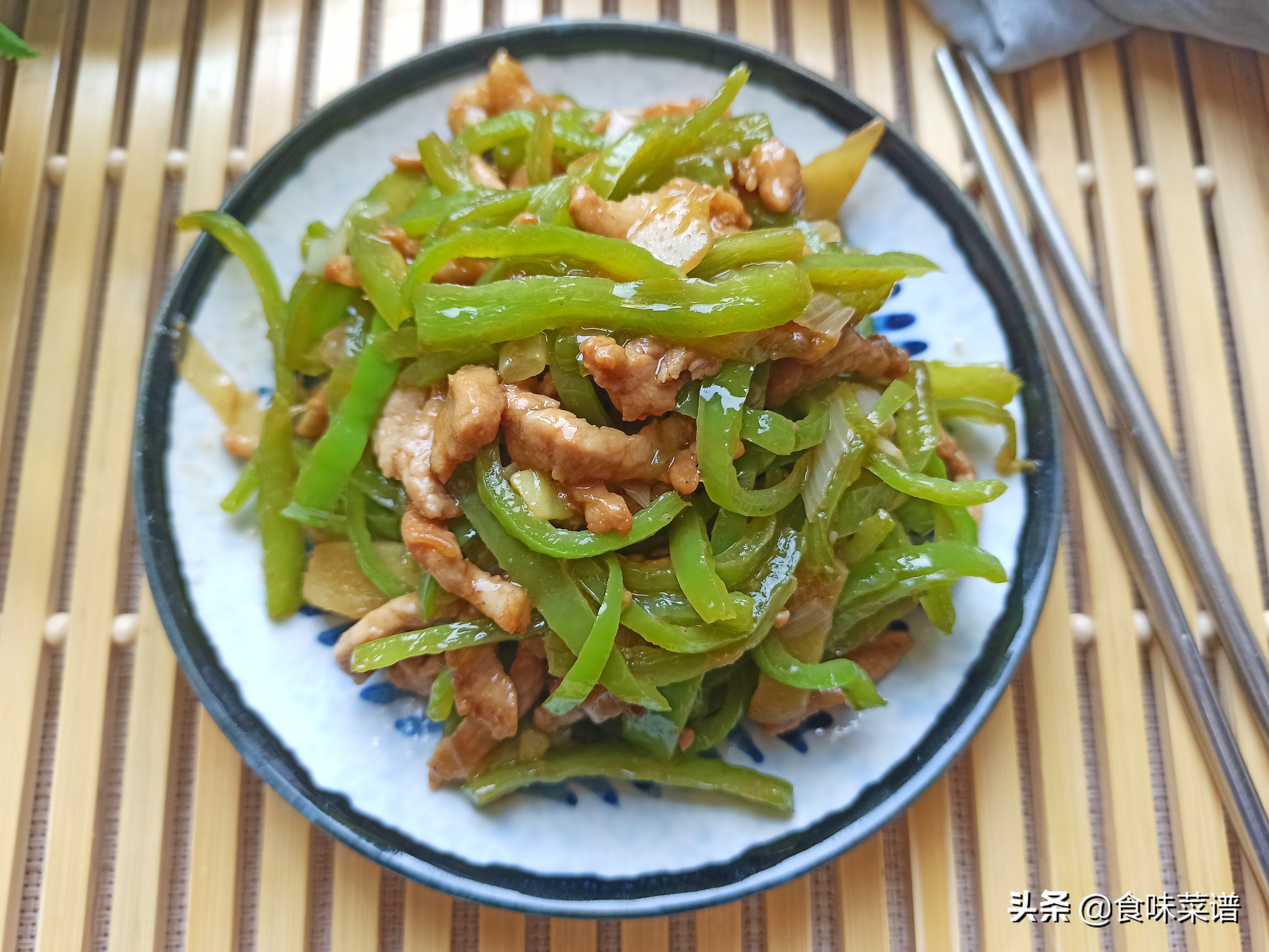 青椒炒肉丝肉丝已经熟,青椒肉丝下油锅