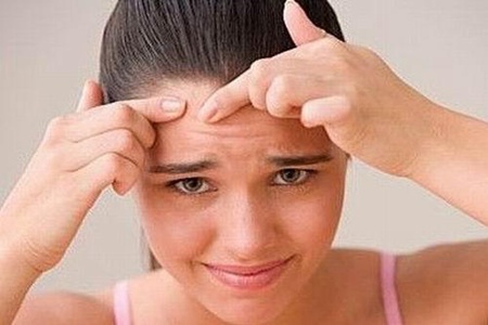 为什么额头痘痘比脸上痘痘容易好,额头长痘的原因及治疗青春痘方法