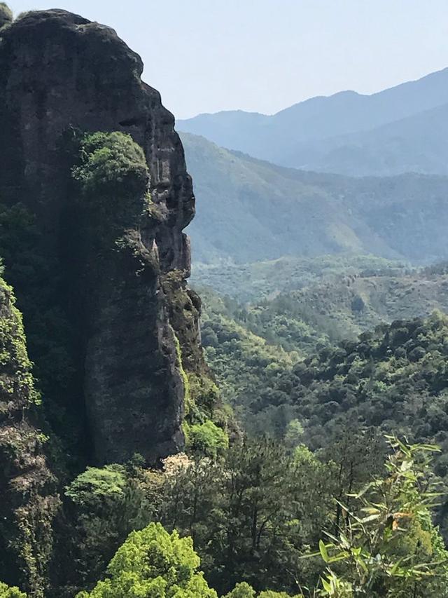 典型的丹霞地貌有碧水丹山之美誉,俯瞰丹霞地貌鬼斧神工令人惊叹