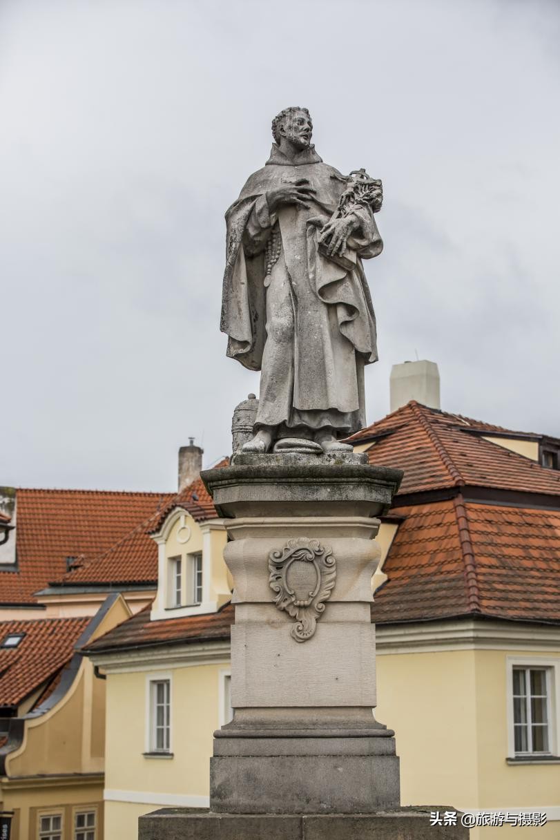 查理大桥雕塑作品介绍 (查理大桥的雕塑)