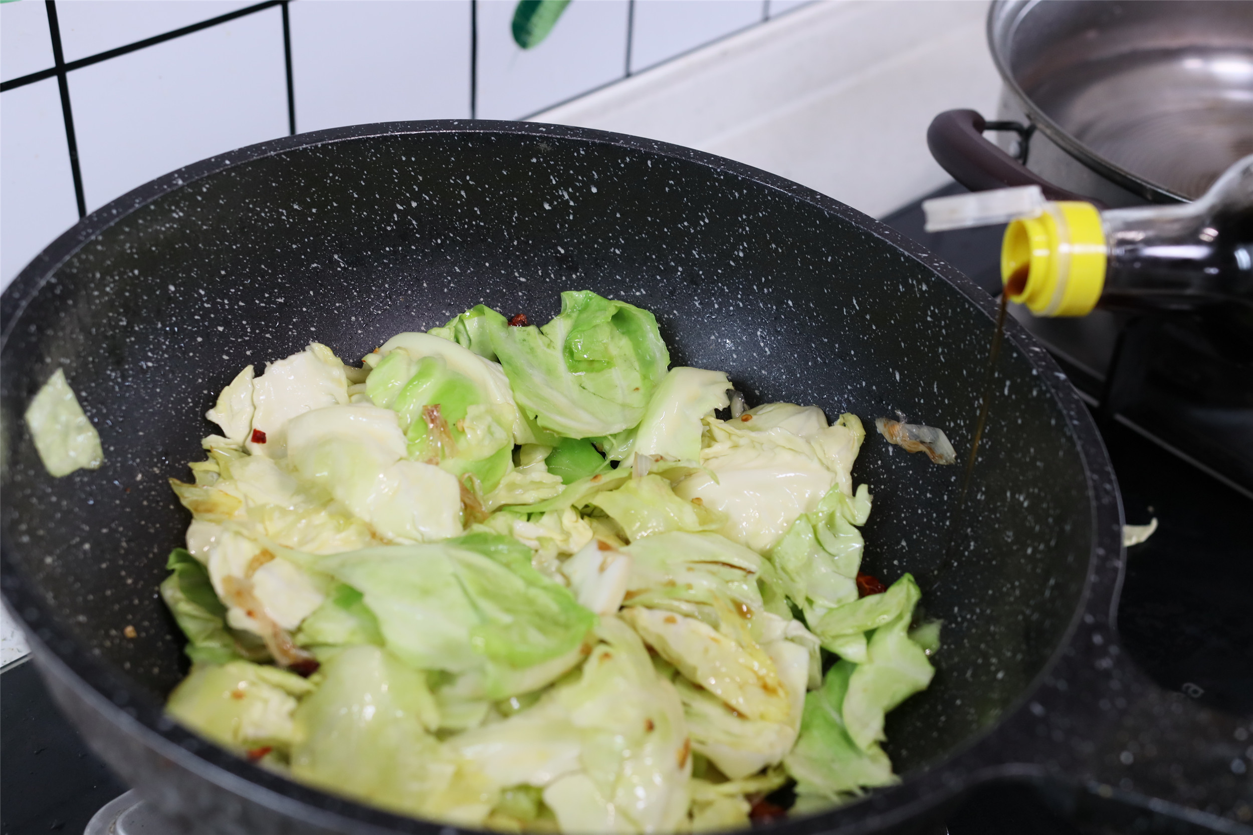 素炒手撕包菜加粉条,素炒手撕包菜不放辣椒