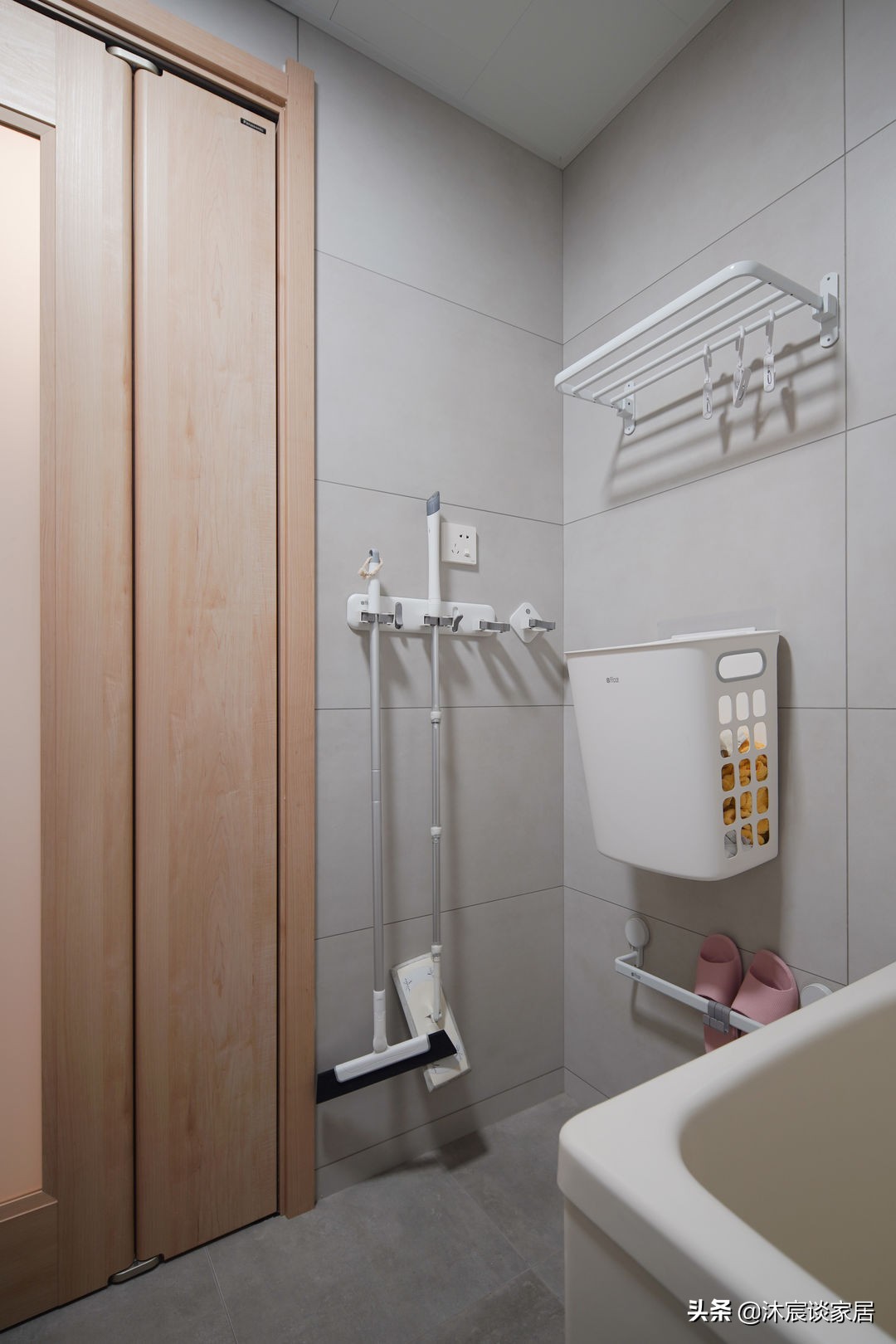 她把家布置得复古又温馨，室内被绿植环绕，这样的家，住着真舒服